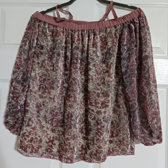 Jessica Simpson Trisha Cold Shoulder  Top - Picture 5 of 9